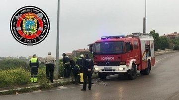 Bomberos rescatan a una persona que cayó por un terraplén en Liencres