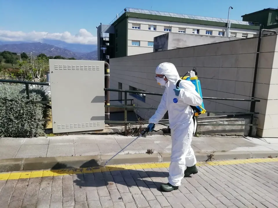 Bomberos pulverizan el exterior del Hospital de la Axarqu&iacute;a, en M&aacute;laga, e instalan m&aacute;quinas desinfectantes de ozono