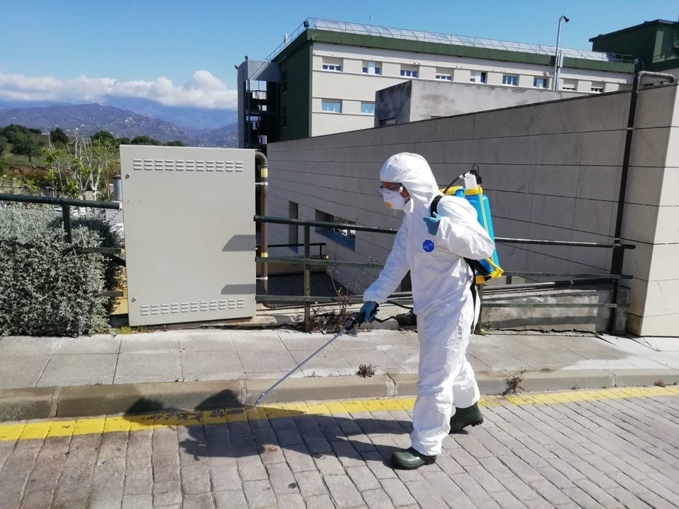 Bomberos pulverizan el exterior del Hospital de la Axarquía, en Málaga, e instalan máquinas desinfectantes de ozono