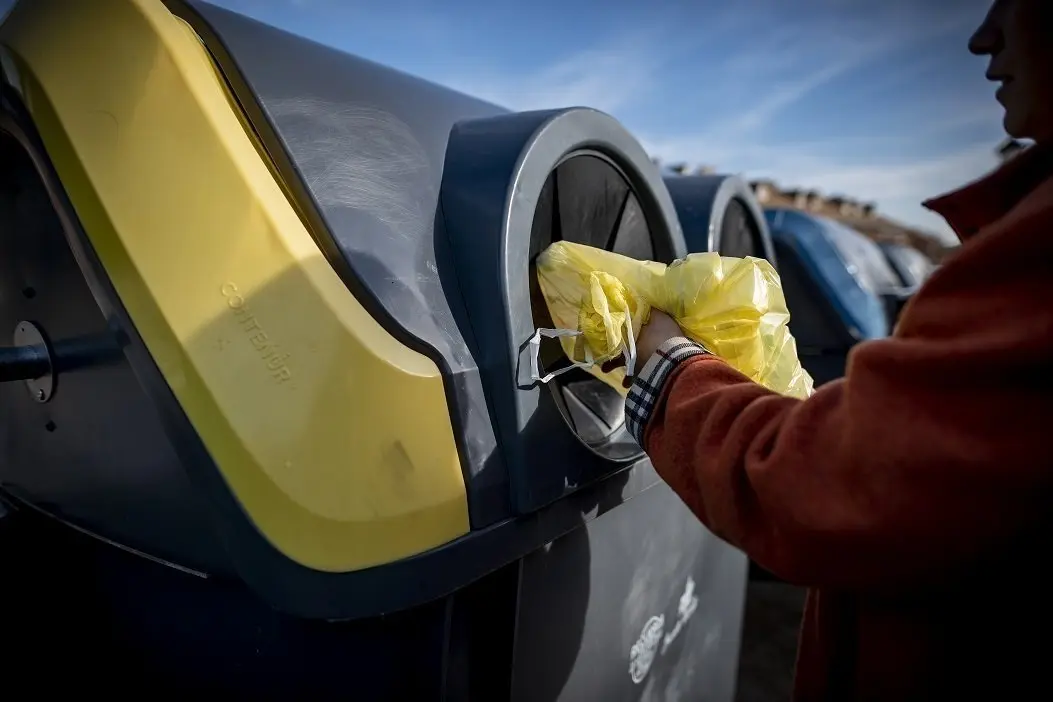 Contenedor amarillo de pl&aacute;stico, latas y bricks. Archivo