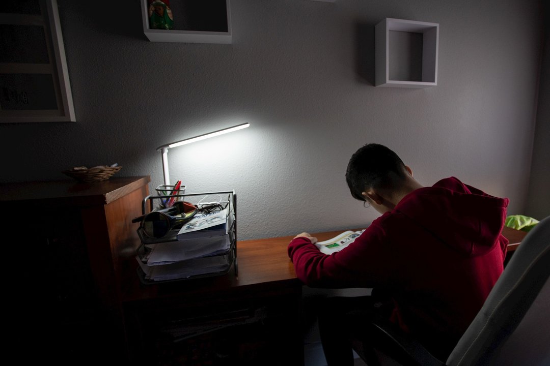 Un estudiante realiza sus deberes en su habitación durante el confinamiento por el estado de alarma.