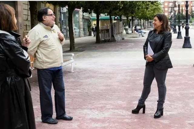 La presidenta del PP de Cantabria, Mar&iacute;a Jos&eacute; S&aacute;enz de Buruaga, y el presidente de la Asociaci&oacute;n de Peque&ntilde;os y Medianos Empresarios, Comerciantes y Aut&oacute;nomos de Cantabria (APEMECAC), Miguel Rinc&oacute;n