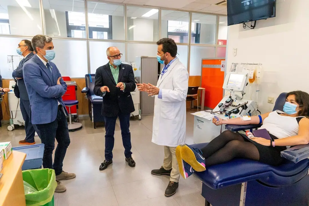 Pablo Zuloaga y Miguel Rodr&iacute;guez en su visita al Banco de Sangre y Tejidos