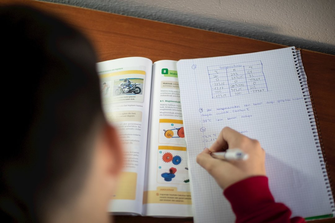 Un estudiante realiza deberes en su domicilio en Vitoria durante el confinamiento.