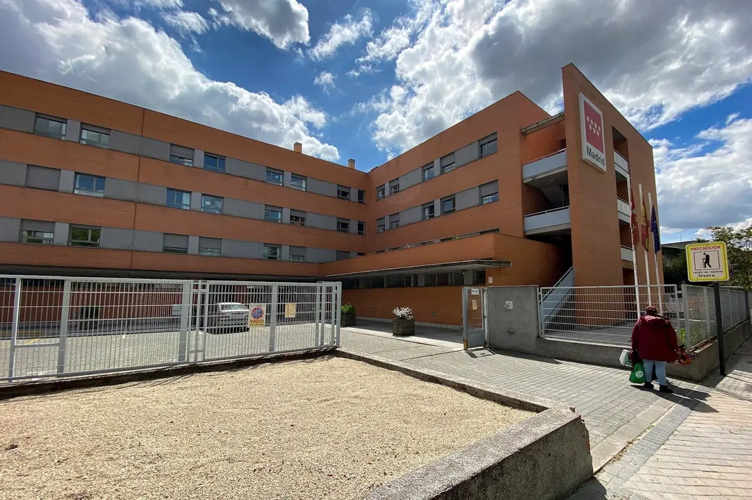 Fachada de la Residencia Usera Domusvi, denunciada por el sindicato Progresa ante Inspecci&oacute;n de Trabajo por la situaci&oacute;n en la que viven los trabajadores y usuarios del centro de mayores, uno de los 14 geri&aacute;tricos intervenidos por la Comunidad de Madrid, 