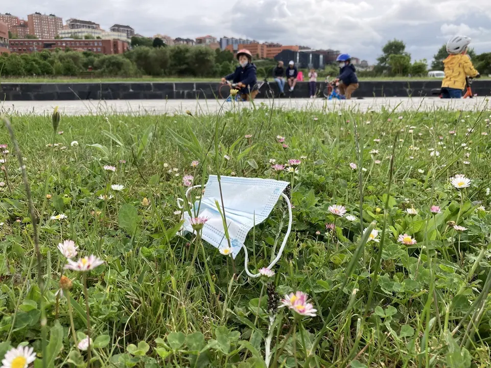 Mascarilla en un parque
