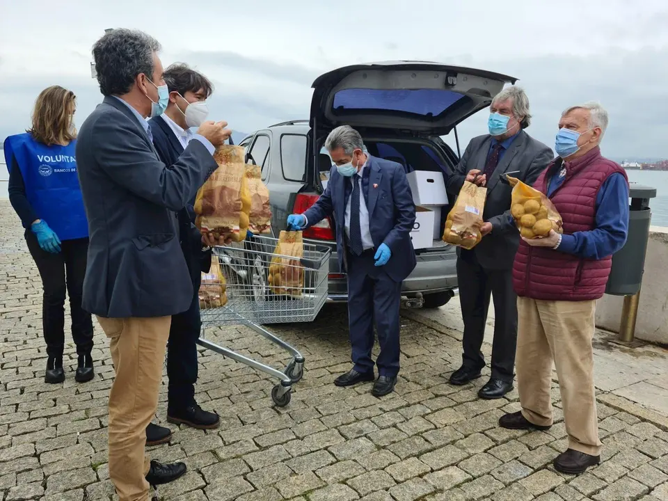 El presidente de Cantabria, Miguel &Aacute;ngel Revilla, con las patatas de Valderredible