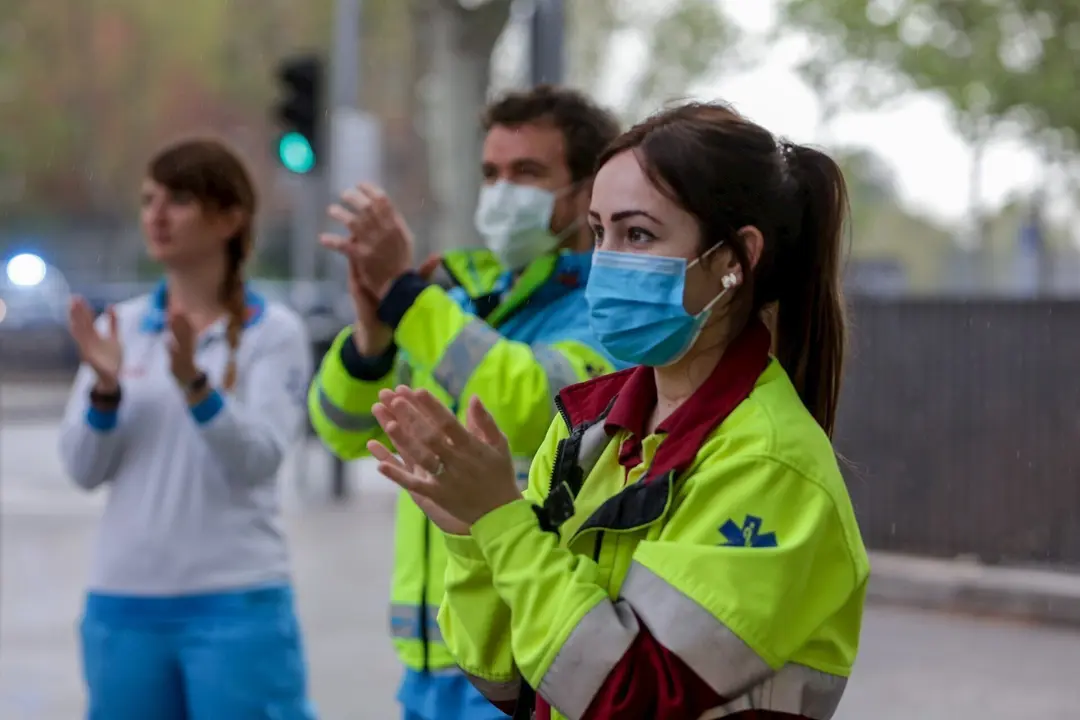 Sanitarios protegidos aplauden en las inmediaciones de la Fundaci&oacute;n Jim&eacute;nez D&iacute;az, Madrid.