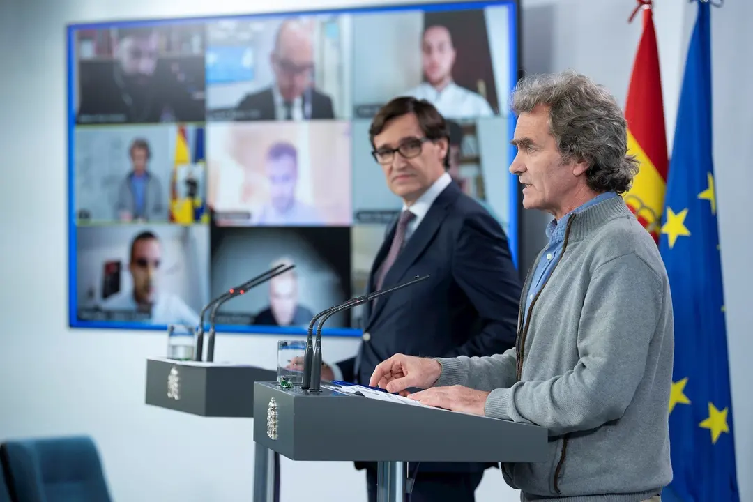 El ministro de Sanidad, Salvador Illa, y el director del Centro de Coordinaci&oacute;n de Alertas y Emergencias Sanitarias, Fernando Sim&oacute;n, durante la rueda de prensa de Sanidad para anunciar qu&eacute; territorios avanzan en la desescalada a 15 de mayo de 2020