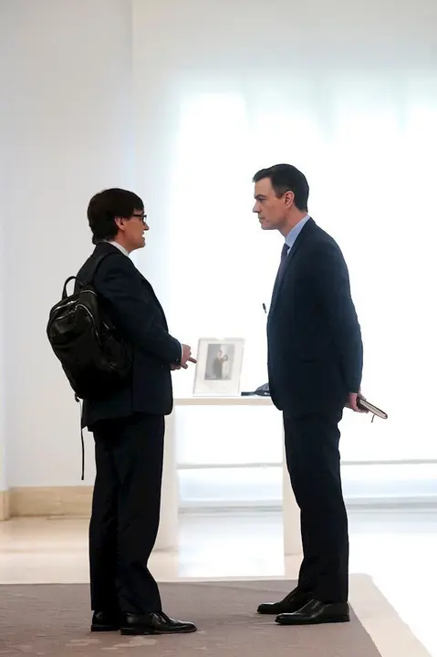 El ministro de Sanidad conversa con el presidente del Gobierno, Pedro S&aacute;nchez, a su llegada al Comit&eacute; t&eacute;cnico para la Desescalada, en Moncloa, en Madrid (Espa&ntilde;a), a 15 de mayo de 2020.