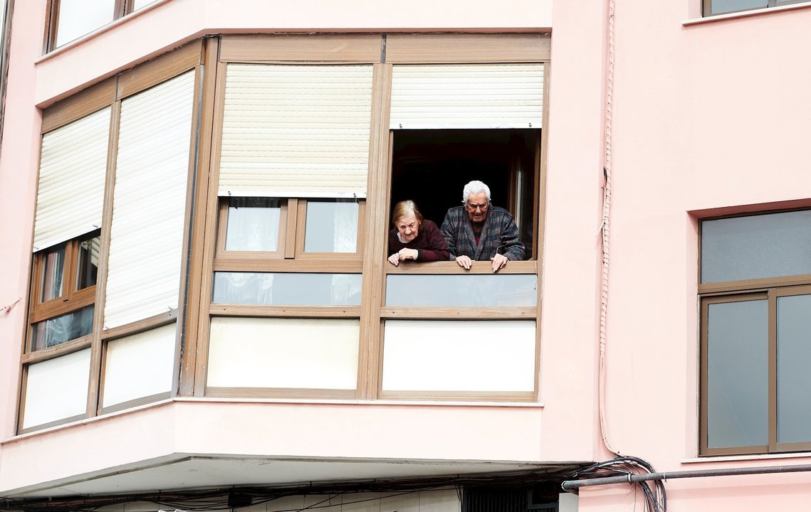 Ancianos asmados a la ventana en Santander. Archivo