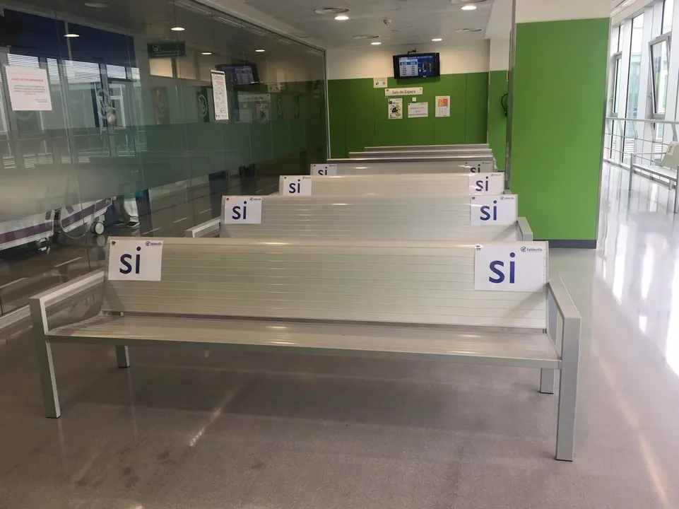 Asientos marcados para respetar la distancia de seguridad