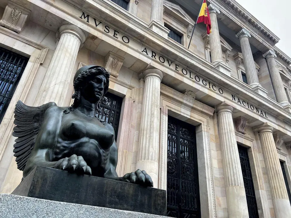 Una de las esfinges aladas que flanquean la entrada principal del Museo Arqueol&oacute;gico Nacional (MAN), en Madrid (Espa&ntilde;a) a 29 de enero de 2020.