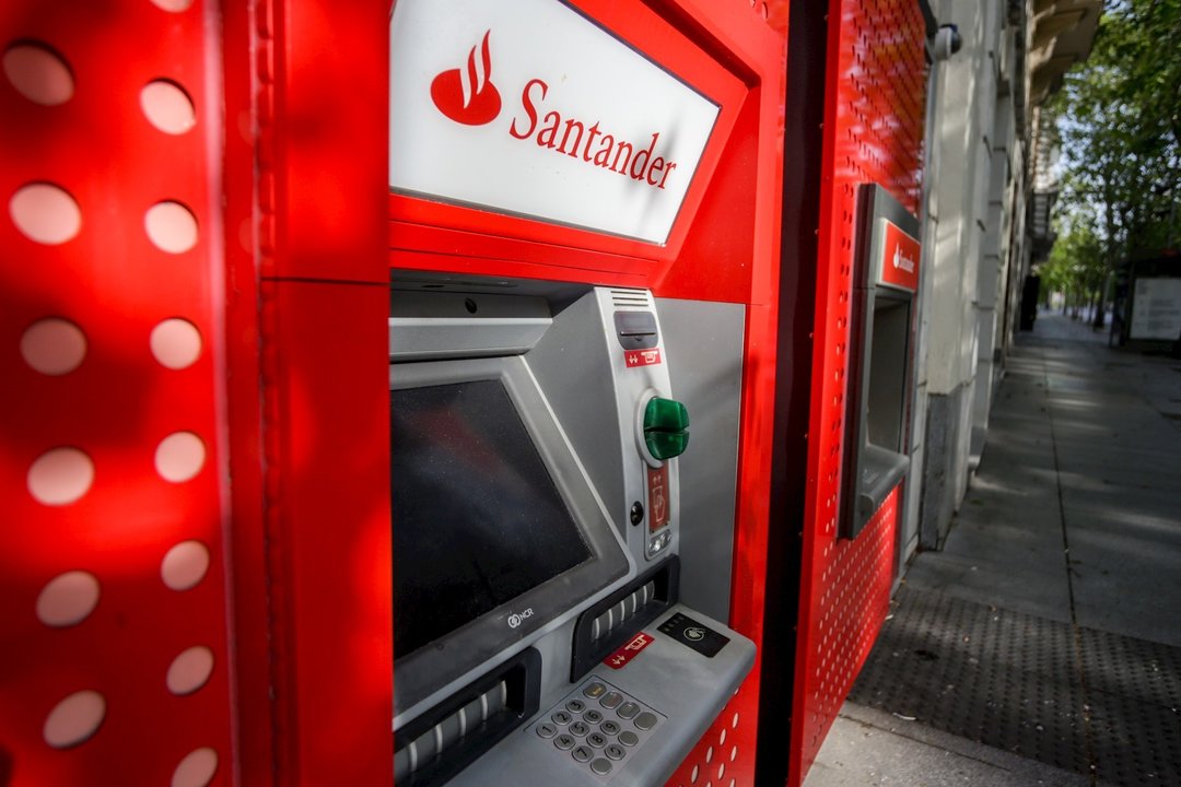 Cajeros del Banco Santander, en Madrid (España) a 19 de abril de 2020.