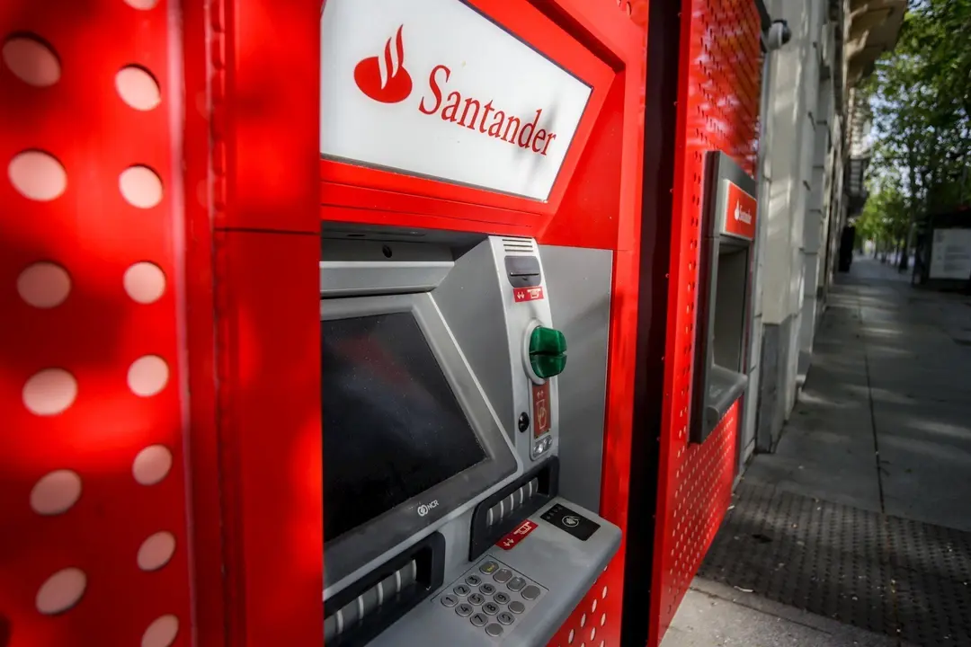 Cajeros del Banco Santander, en Madrid (Espa&ntilde;a) a 19 de abril de 2020.