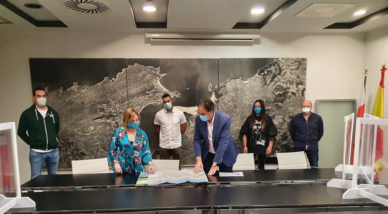 Concejales del PRC de Cay&oacute;n con el consejero de Obras P&uacute;blicas