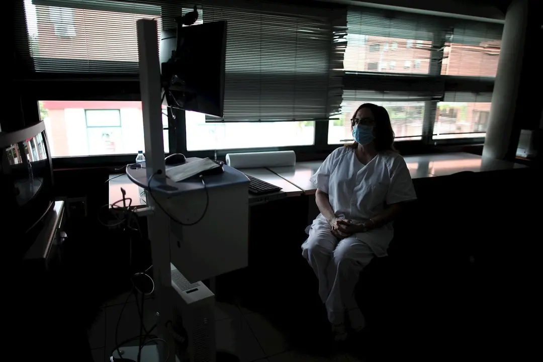 Una sanitaria del Centro de Salud Garc&iacute;a Noblejas durante su jornada laboral en en la pandemia del coronavirus, en Madrid (Espa&ntilde;a) a 7 de mayo de 2020.