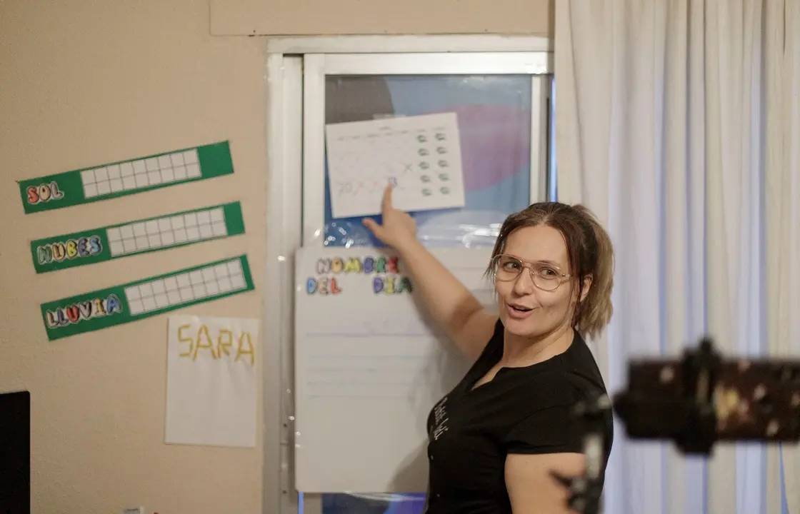 Una profesora de Educaci&oacute;n Infantil graba con su m&oacute;vil una clase para sus alumnos durante el confinamiento.
