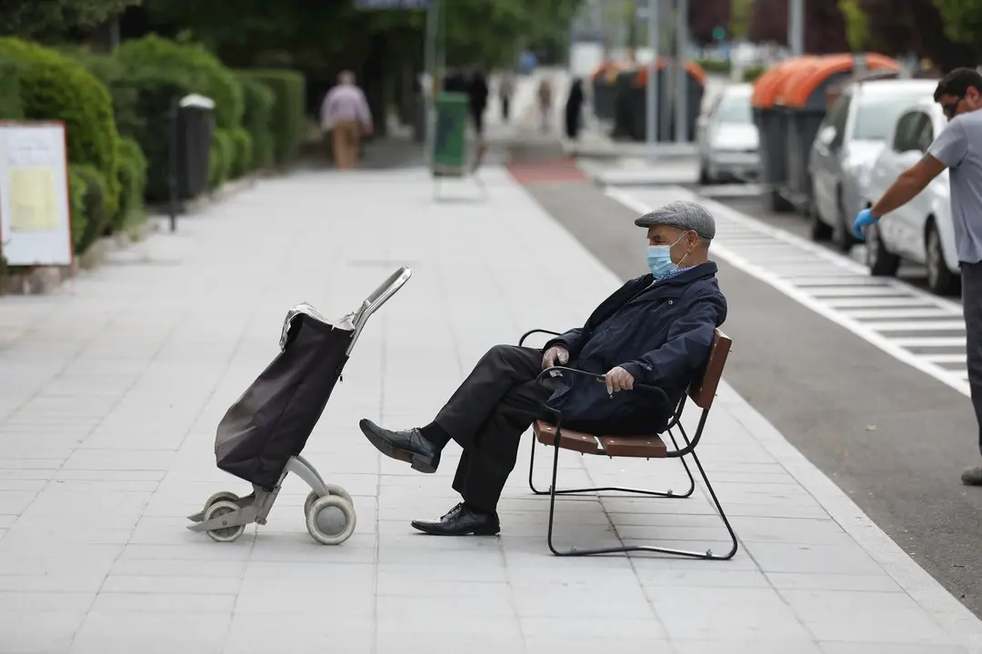 Un hombre con una mascarilla en la calle en una imagen de archivo  