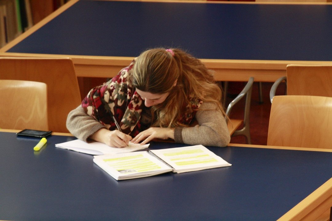 Una estudiante universitaria en la biblioteca de la Universidad de Toledo.