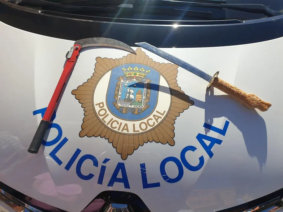 Espada-catana de 28 cm y hoz plegable de 23 cm que un conductor llevaba ocultas bajo su asiento y en el maletero