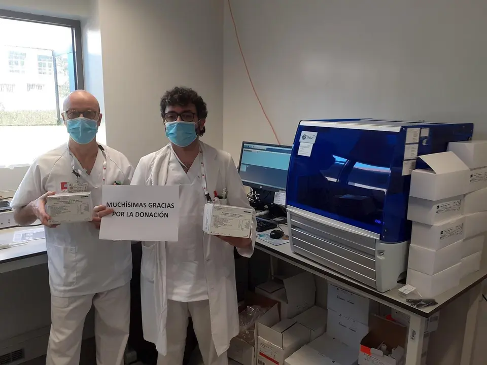 Sanitarios con el material  donado gracias a los 21.000 euros recaudados en la campa&ntilde;a en Nestl&eacute;