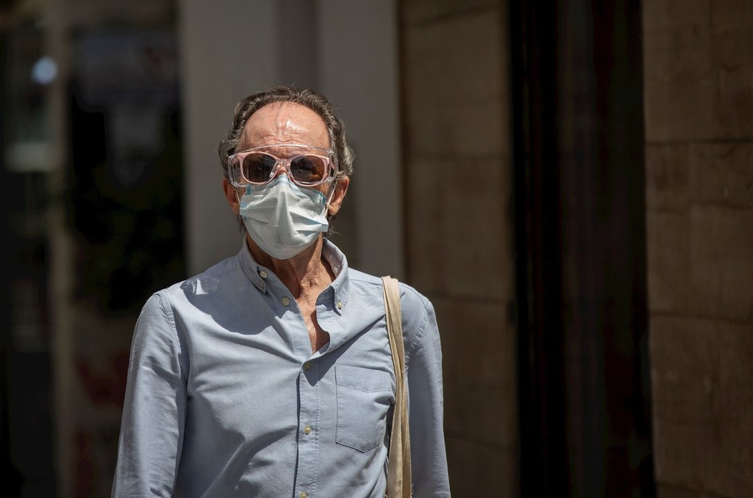 Un hombe protegido con mascarilla en una calle del centro de la ciudad. En Sevilla, (Andalucía, España), a 19 de mayo de 2020.