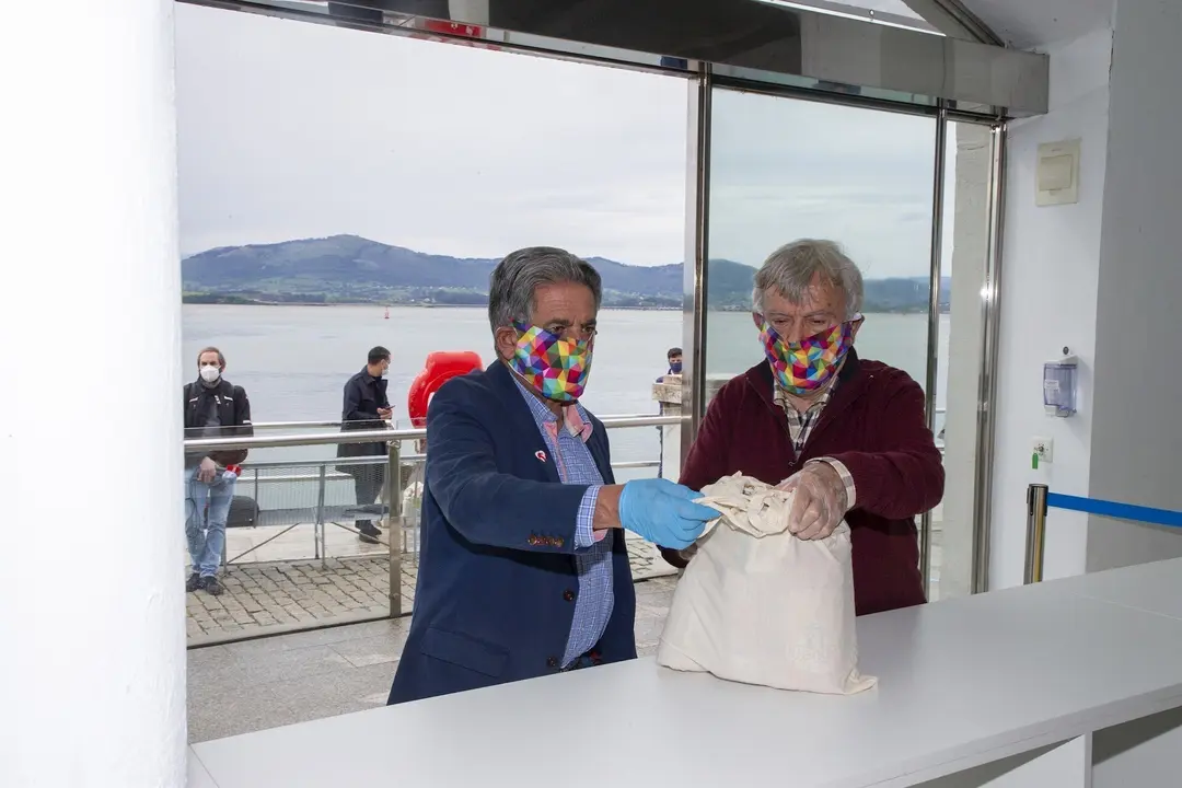 El presidente de Cantabria, Miguel &Aacute;ngel Revilla, en el nuevo punto de recogida de donaciones para el Banco de Alimentos en el Palacete del Embarcadero