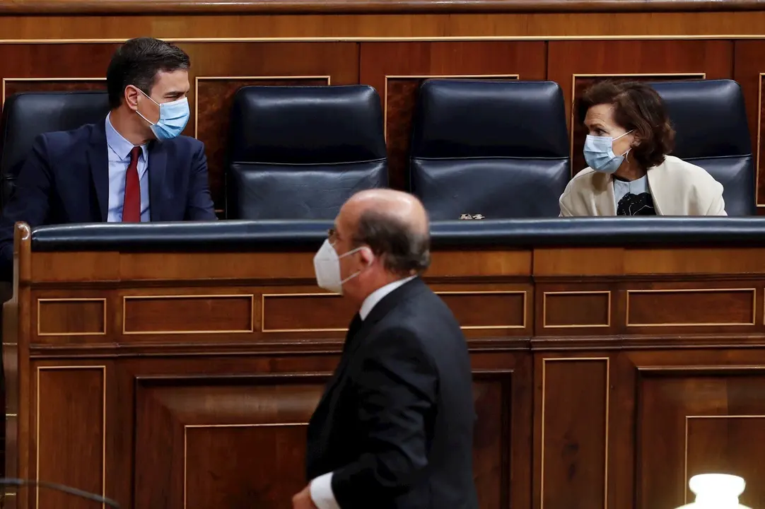 El presidente del Gobierno, Pedro S&aacute;nchez, y la vicepresidenta primera, Carmen Calvo, al inicio del debate este mi&eacute;rcoles en el Congreso 