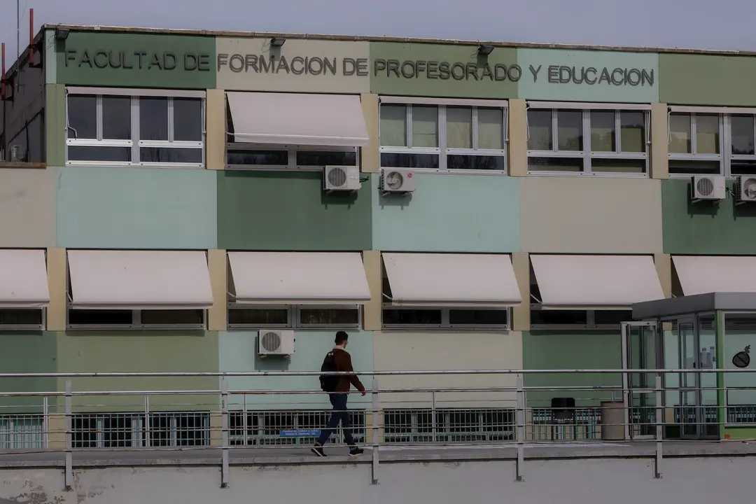 Un alumno pasea frente a la Facultad de Formaci&oacute;n del Profesorado y Educaci&oacute;n de la Universidad Aut&oacute;noma de Madrid.