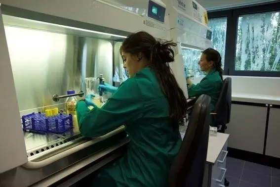 Investigadoras del CSIC en un laboratorio