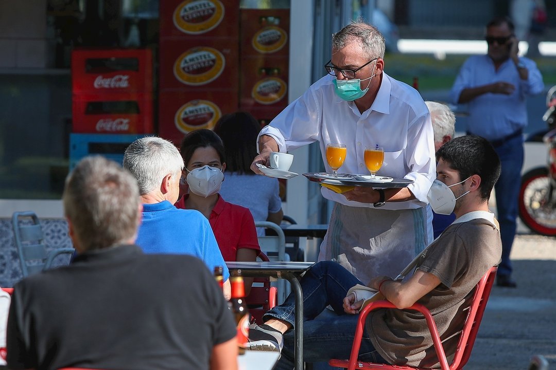 Un camarero sirve a los clientes en una terraza de un bar después de que el Ministerio de Sanidad autorizara a que la totalidad de la Comunidad Valenciana pasase en su conjunto a la fase 1 de la desescalada.  