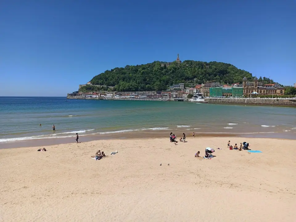 Playa de La Concha en San Sebasti&aacute;n durante la desescalada.