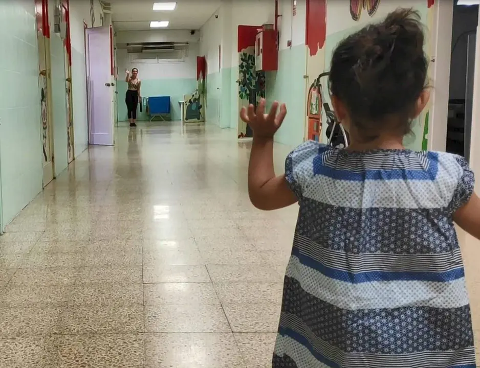 Una mujer y una ni&ntilde;a en el departamento de madres de la prisi&oacute;n de mujeres de Barcelona Wad-Ras.