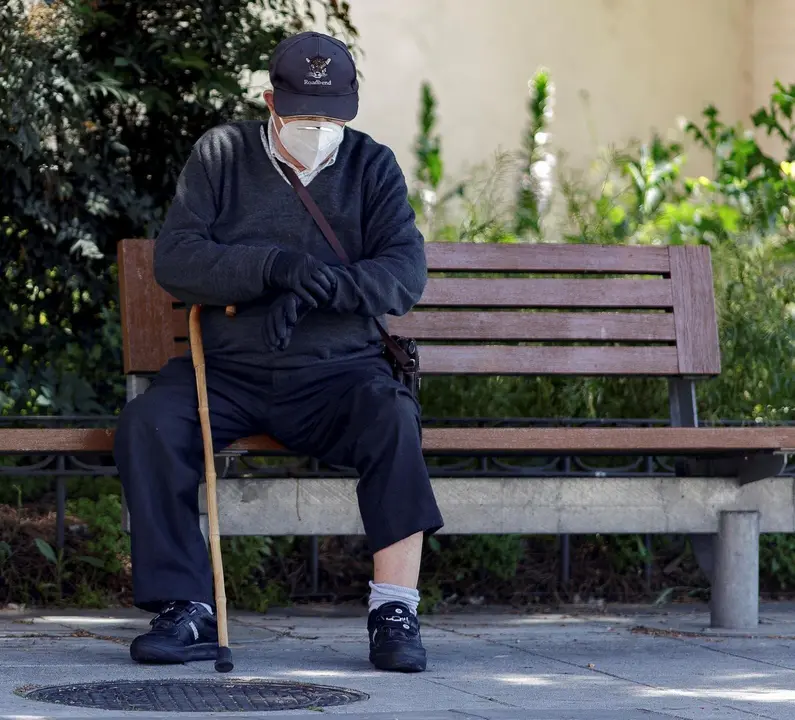 Un hombre por la calle protegido con mascarilla