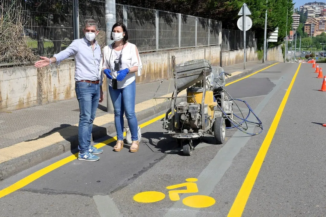 La alcaldesa de Santander, Gema Igual, y el concejal de Movilidad Sostenible, C&eacute;sar D&iacute;az, en el nuevo carril bici