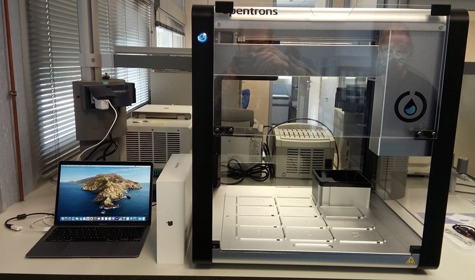 Valdecilla y otra docena de hospitales recibirán esta semana una estación robotizada que permitirá analizar 2.400 PCR al día.