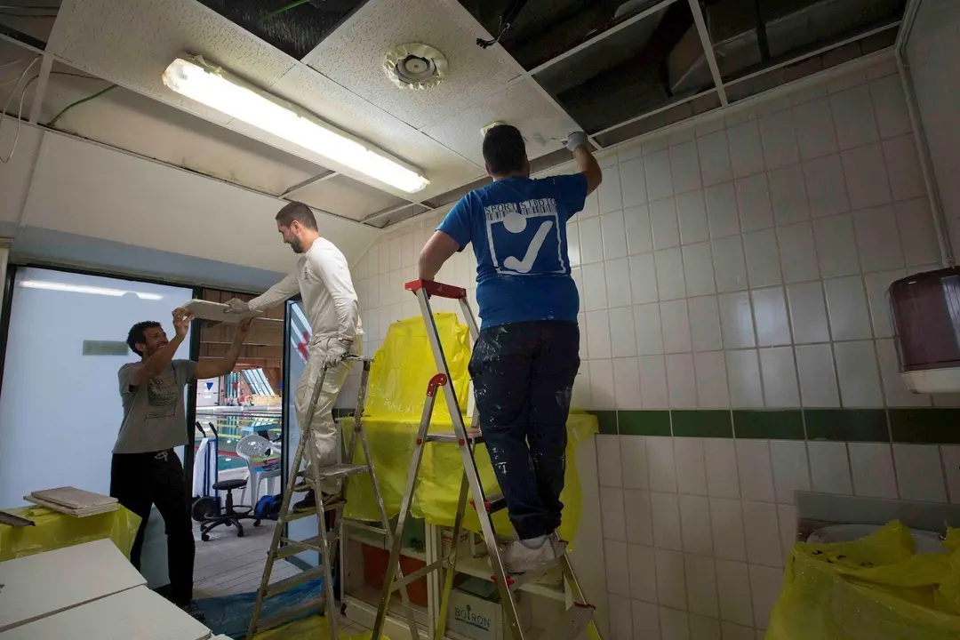 El Ayuntamiento de Camargo acomete una "actualizaci&oacute;n a fondo" de las instalaciones deportivas de Cros, que volver&aacute;n a abrir al p&uacute;blico el 1 de septiembre tras el cierre por la epidemia de coronavirus.