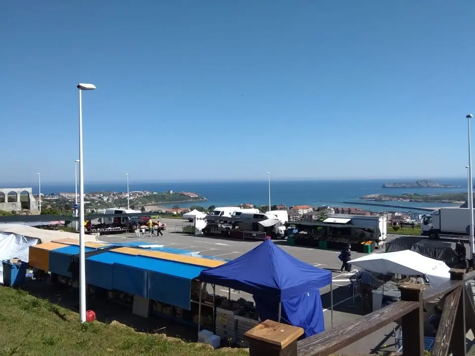 Mercadillo de Suances en aparcamiento Jaime del Amo