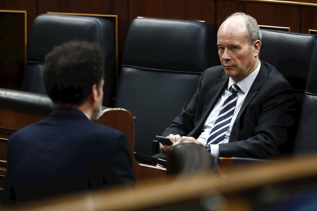 El ministro de Justicia, Juan Carlos Campo (d) conversa con el diputado de Ciudadanos Edmundo Bal este miércoles durante el pleno del Congreso de los Diputados, en Madrid (España), a 13 de mayo de 2020.