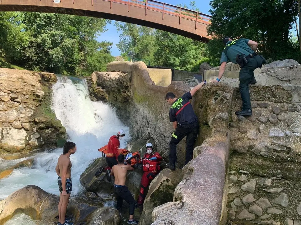 Caida al cauce del Pas en Puente Viesgo