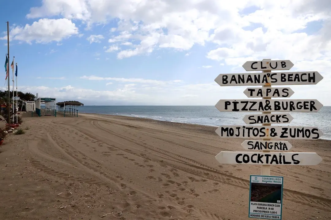 Vistas del paseo mar&iacute;timo de La Carihuela en Torremolinos, donde chiringuitos y establecimientos de restauraci&oacute;n permanecen cerrados a la espera de la siguiente Fase 1 decretada por el gobierno espa&ntilde;ol