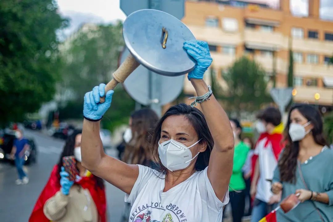 Una multitud se concentra en la Plaza de Espa&ntilde;a de Pozuelo de Alarc&oacute;n en contra del Gobierno de Pedro S&aacute;nchez