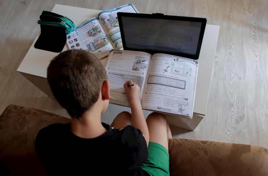 Un alumno de primaria hace los deberes en casa en medio de la pandemia del Covid-19, en Madrid (España) a 20 de mayo de 2020.