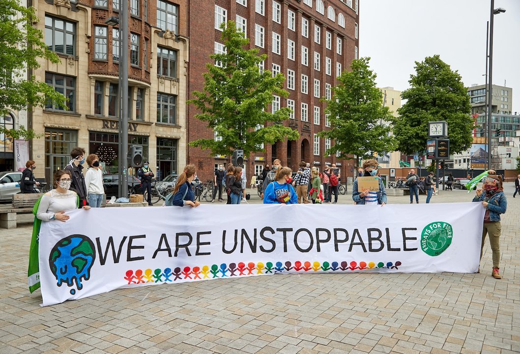 22 May 2020, Hamburg: Activists of Fridays for Future Hamburg take part in a protest at the Hamburg Goose Market. Photo: Georg Wendt/dpa