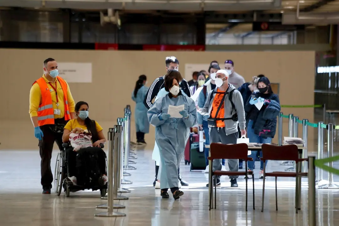 Controles en la terminal 4 del Aeropuerto de Madrid-Barajas en el tercer d&iacute;a en el que entra en vigor la orden del Ministerio de Sanidad por la que todas las personas procedentes del extranjero deber&aacute;n realizar una cuarentena de 14 d&iacute;as.