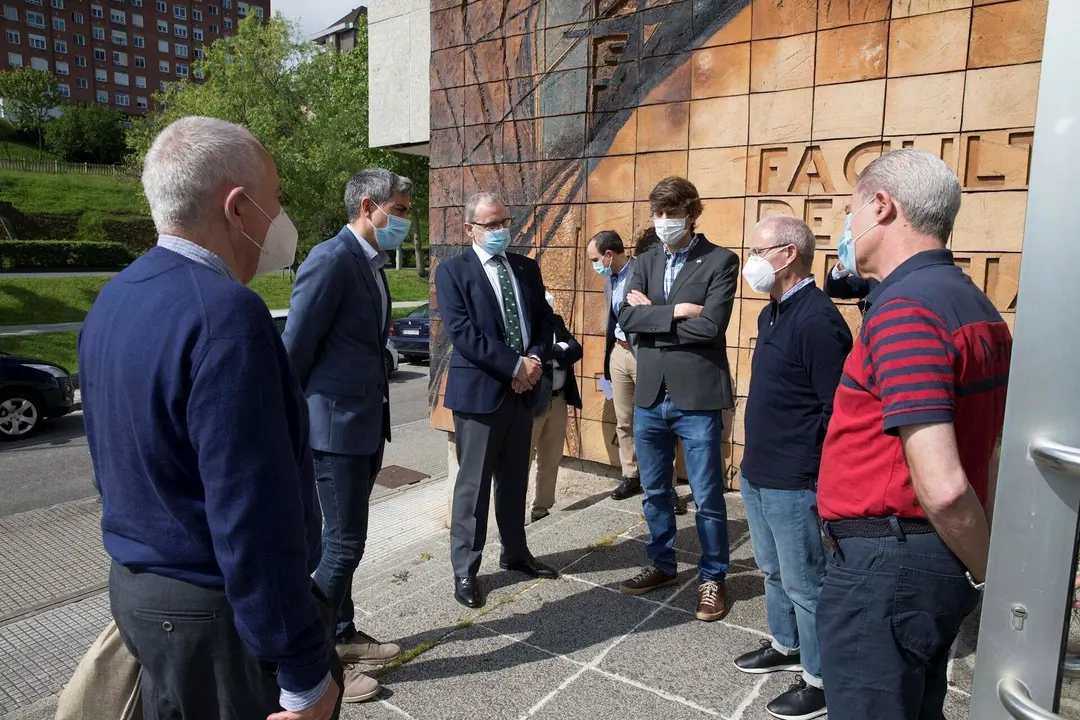 El vicepresidente regional, Pablo Zuloaga, y el rector de la UC, &Aacute;ngel Pazos, en la Facultad de Ciencias