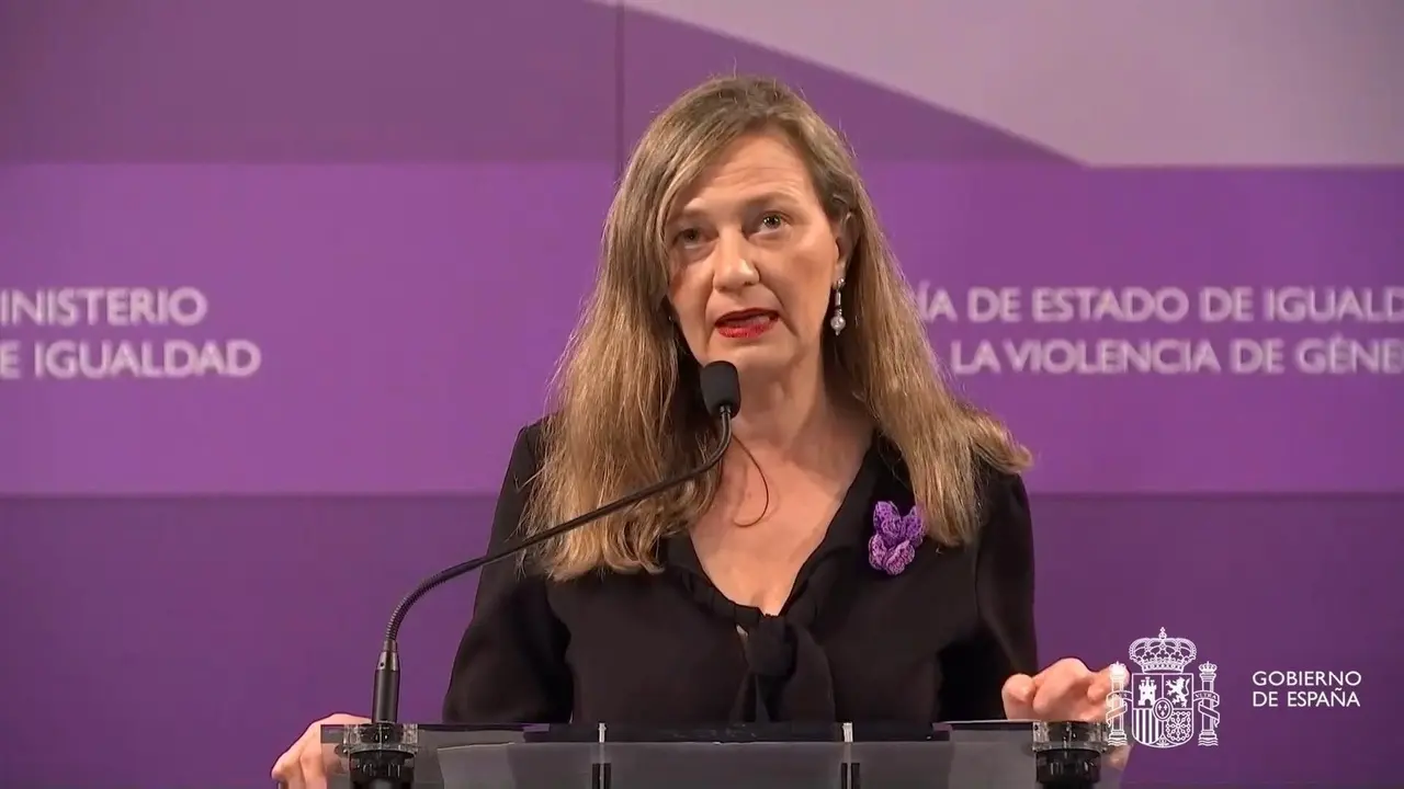 La delegada del Gobierno contra la Violencia de G&eacute;nero, Victoria Rosell, durante una comparecencia institucional con motivo del &uacute;ltimo asesinato de una mujer a manos de su pareja en Granada, y otro crimen de violencia de g&eacute;nero en Lugo.
