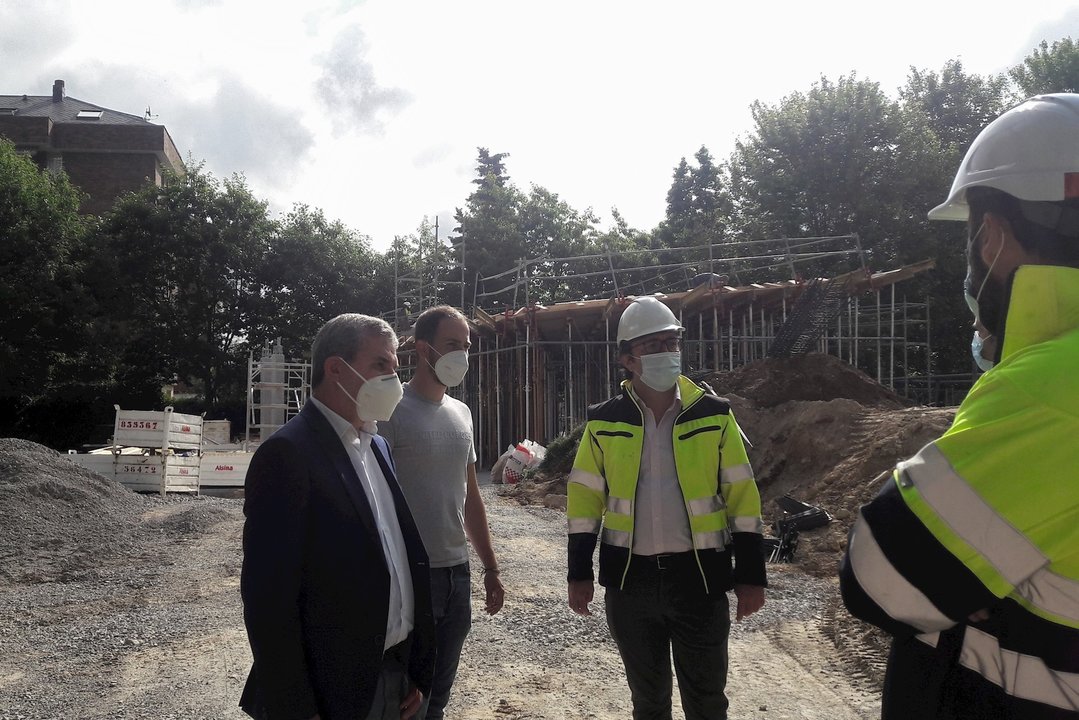 El alcalde de Bezana, Alberto García, y el concejal de Obras, Luis del Piñal, visitan las obras del parque  Laura Nicholls