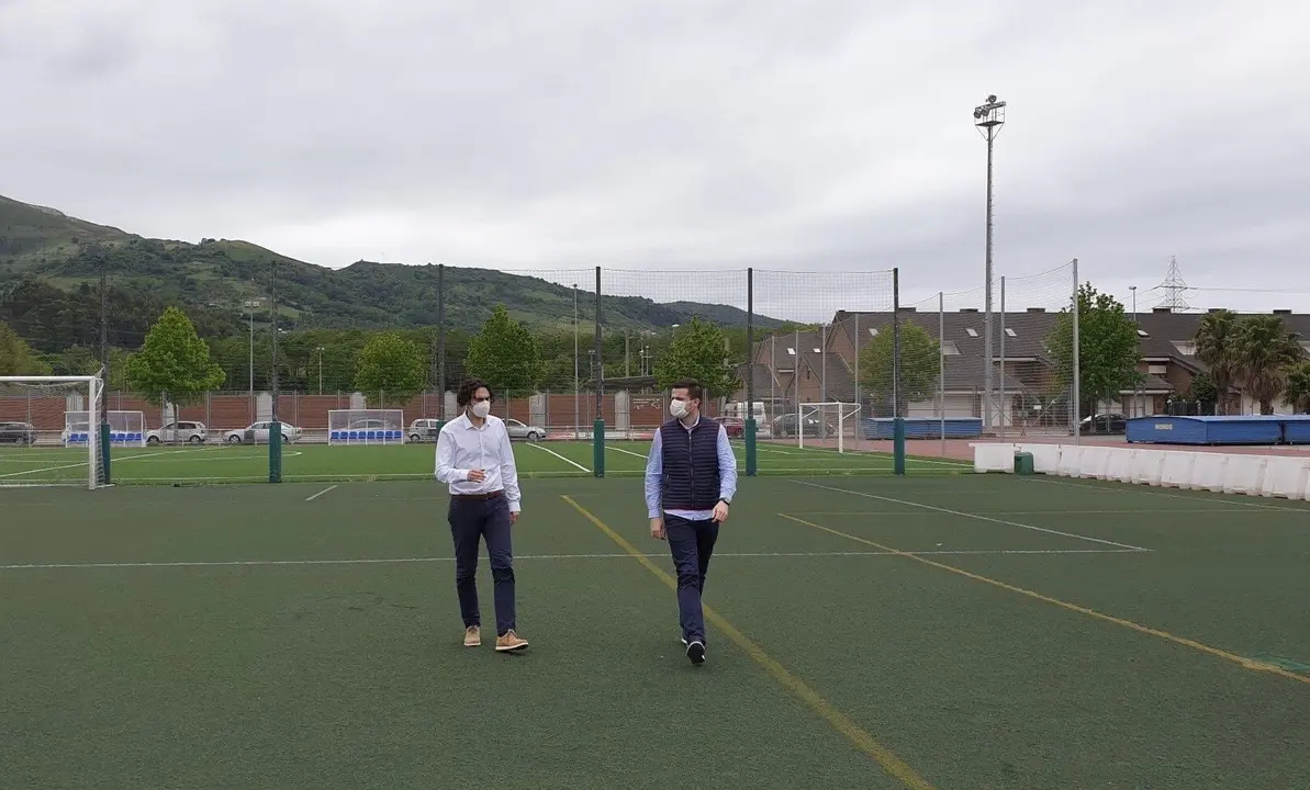 El alcalde y el concejal de Deportes en el campo de Frajanas